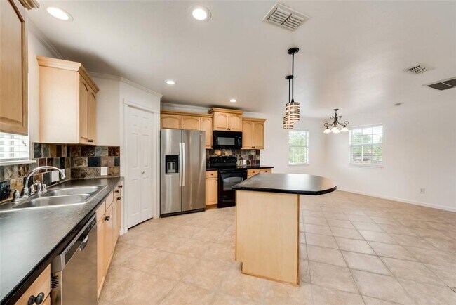 Building Photo - 633 Rose Garden Dr