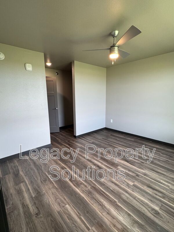 Building Photo - 226 E Greenfield Ln