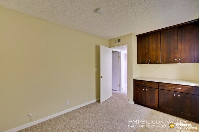 Building Photo - 520 S Cascade Terrace