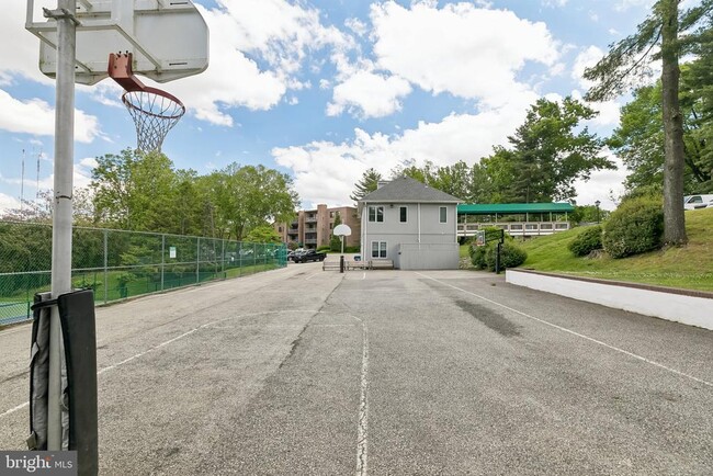 Building Photo - 1740 Oakwood Terrace