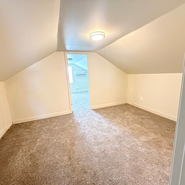 Building Photo - Newly renovated 4 bed 2 bath home
