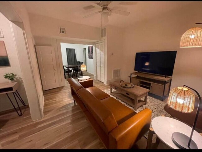 Building Photo - 1205 E English St