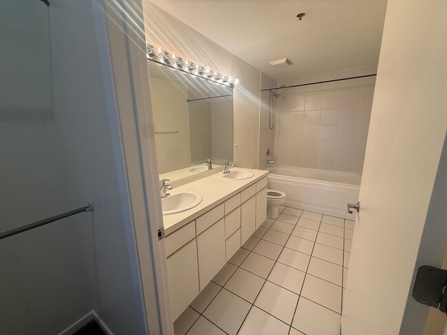 Building Photo - Modern Loft Living in University Village w...