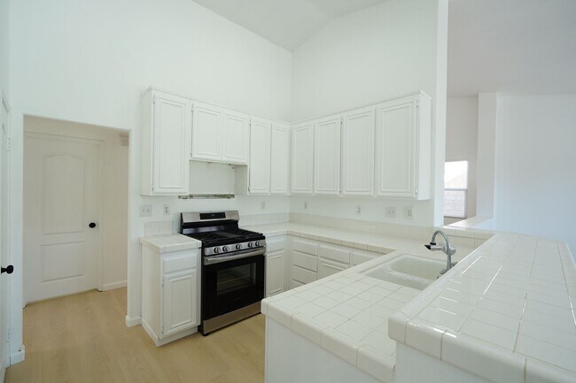 Building Photo - Beautiful 3 Bed / 2 Bath Moreno Valley Home with Garage