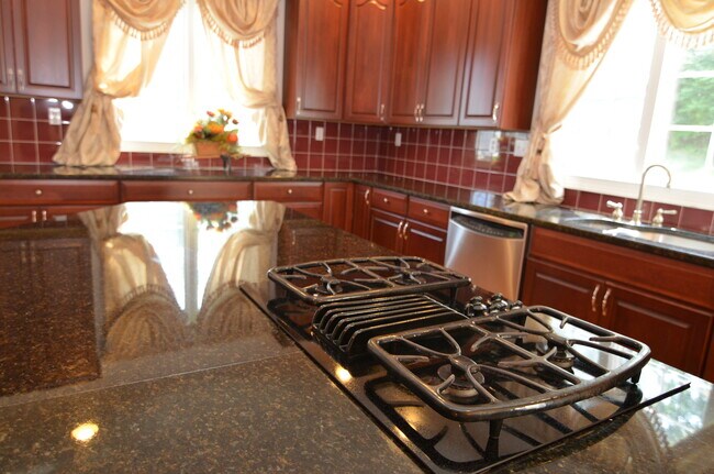 Building Photo - 4 Summit Way