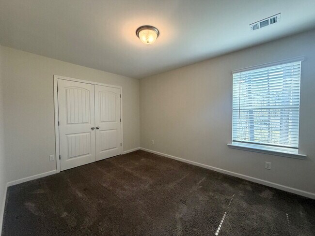 Building Photo - Four Bedroom Home in Heritage New Riverside!