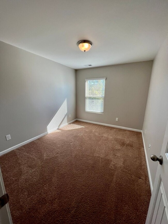 Building Photo - Upscale 3BR 2.5BA Townhome in Blackman!