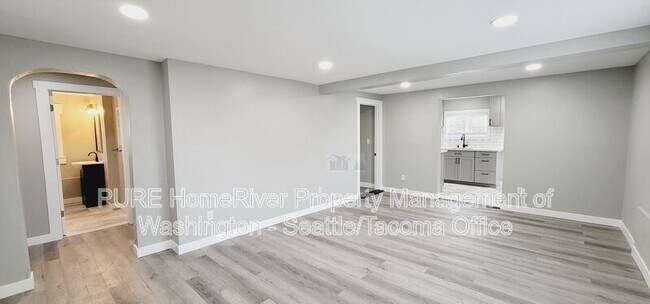 Building Photo - 3216 E Roosevelt Ave