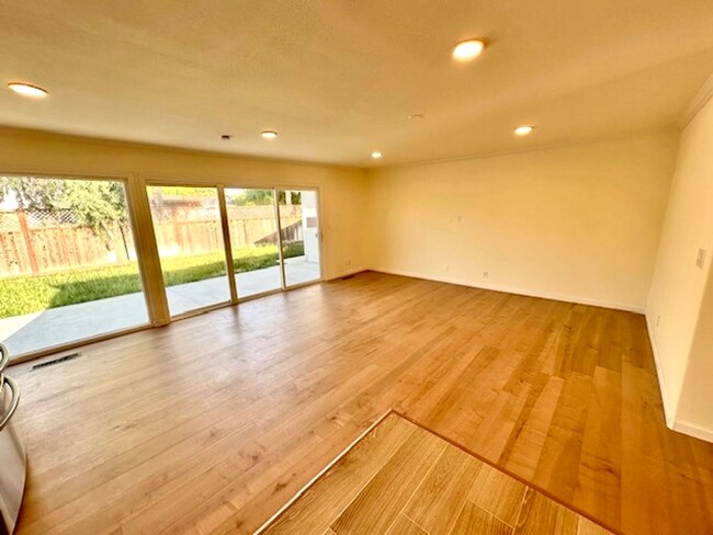 Building Photo - Stunning 4-Bedroom Home with Designer Fini...