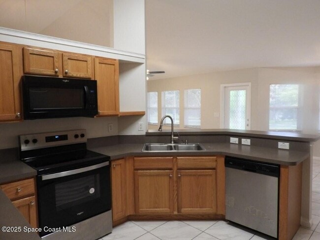 Building Photo - 394 Mott St SW