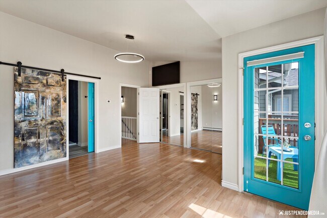 Building Photo - Modern & Stylish Townhome!
