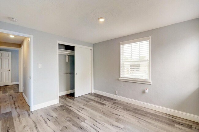 Building Photo - Beautiful and Cozy 2BR 1BA Apartment w/ 1 Car Garage + Fenced Yard + Quartz Countertops in Roseville