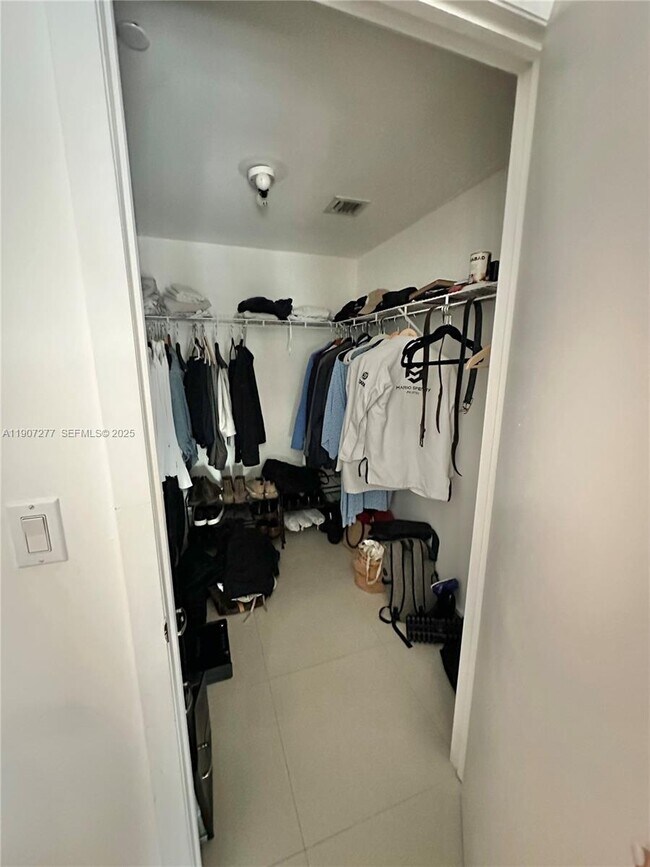 Building Photo - 495 Brickell Ave