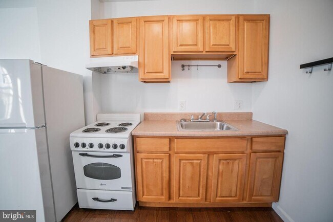 Building Photo - 525 E Snyder Ave