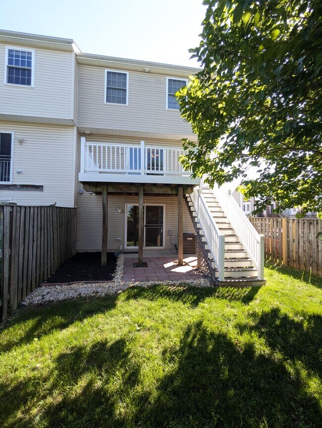 Building Photo - 3 Level End Unit townhouse available mid O...