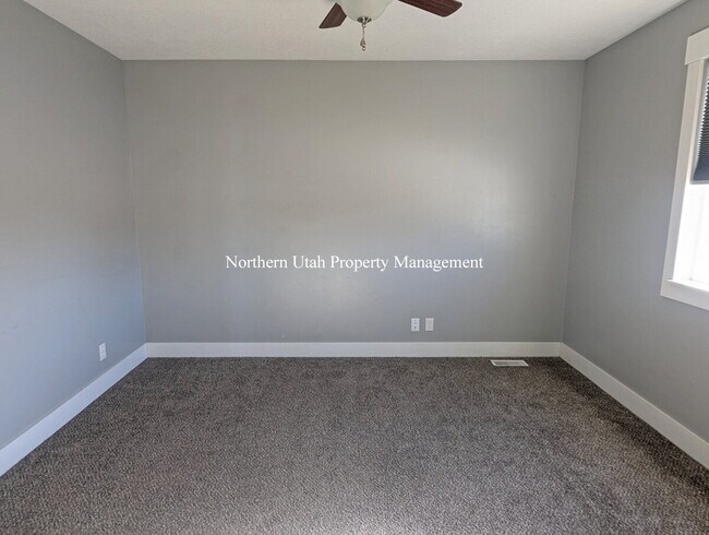 Building Photo - 6 Bed 3 Bath Home with Everything!