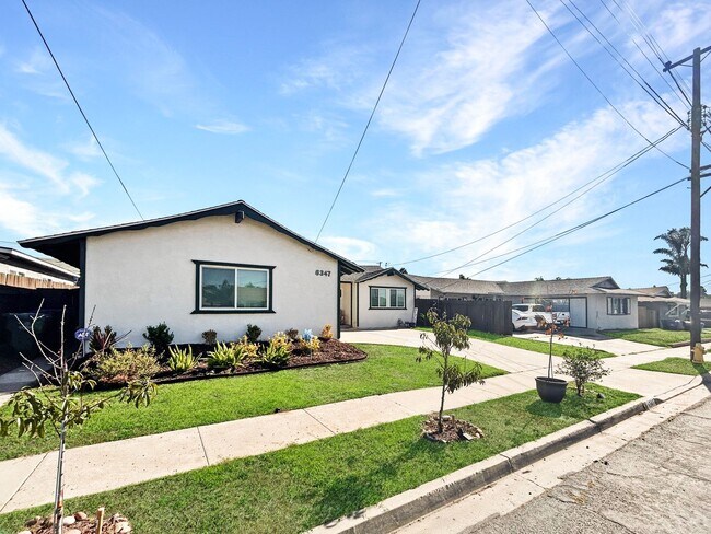Building Photo - Stunning 3BD/1.5 BA W/ Attached Garage & P...