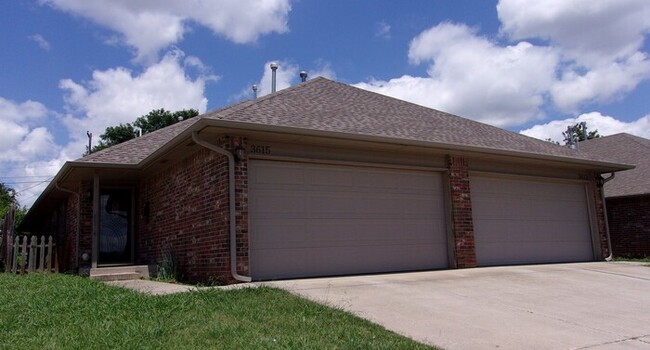 Building Photo - 2 BED 2 BATH 2 CAR GARAGE DUPLEX NW OKC