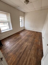 Building Photo - 11 1/2 N Van Buren Ave, 302-302
