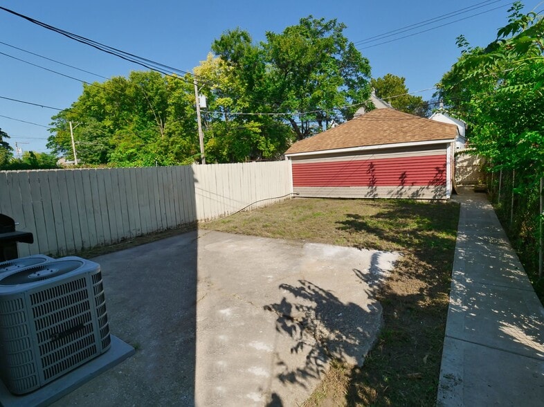 Grilling area - 5351 S Laflin St