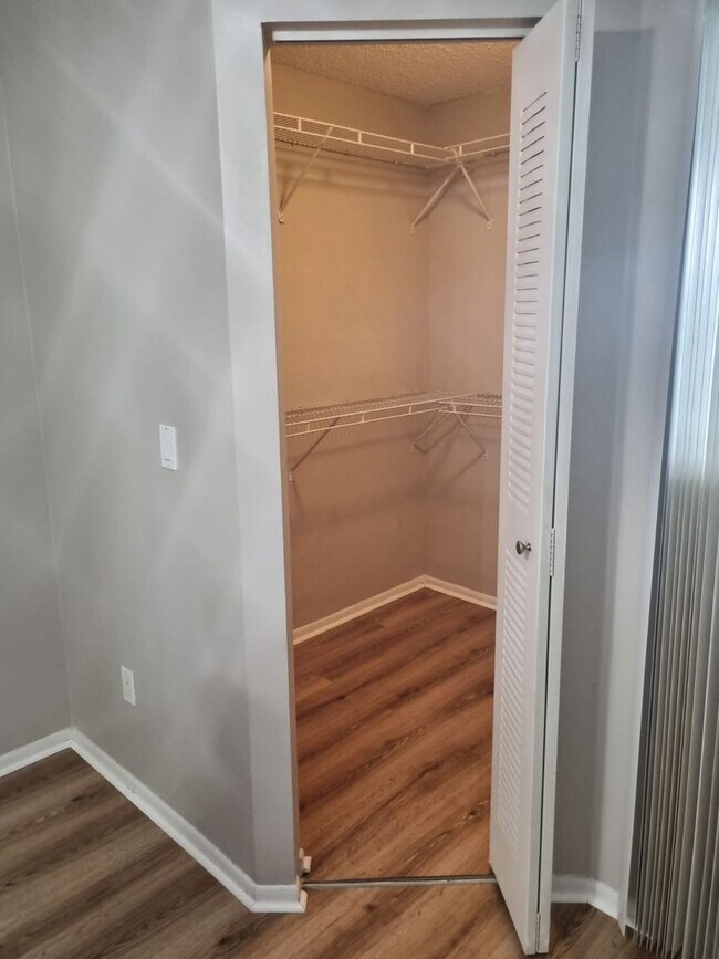 Building Photo - Gated 1 bedroom condo with washer and dryer