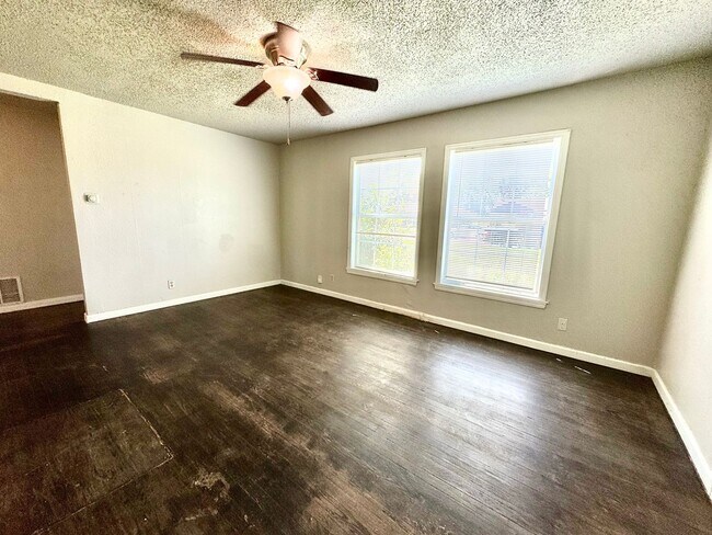 Building Photo - Eye-catching Home in Heart of Lubbock!- self showing