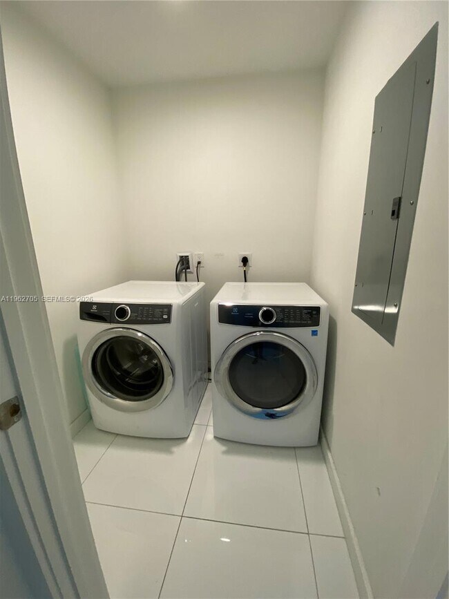 Building Photo - 851 NE 1st Ave