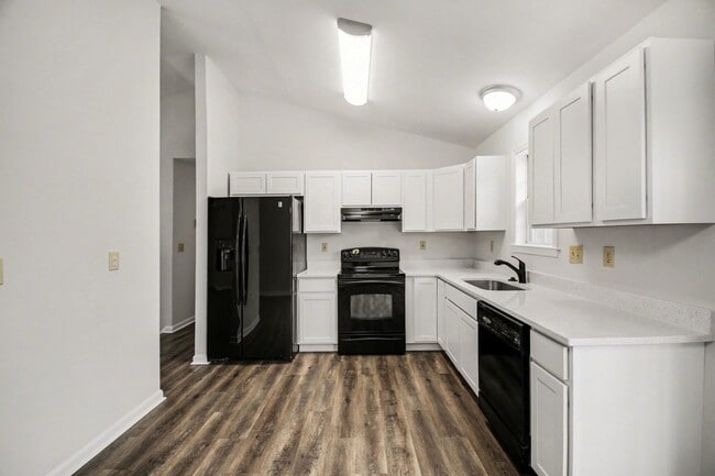 Building Photo - AVAILABLE NOW-3 Bedroom Split foyer in Stafford