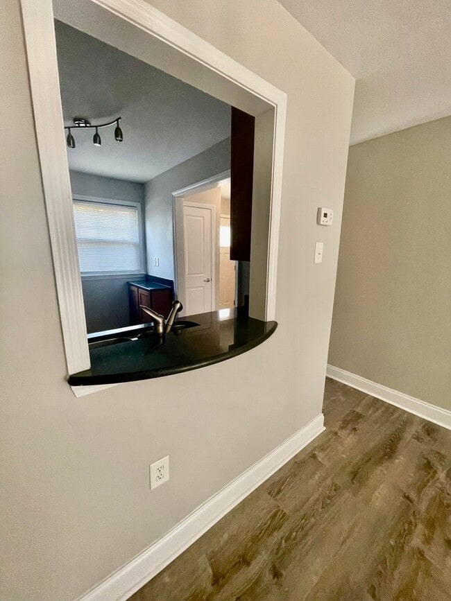 Building Photo - Must see this adorable 2 bedroom 1.5 bath ...