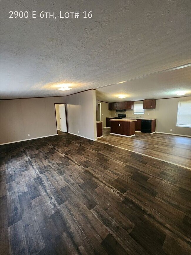 Building Photo - 2900 E 6th Ave