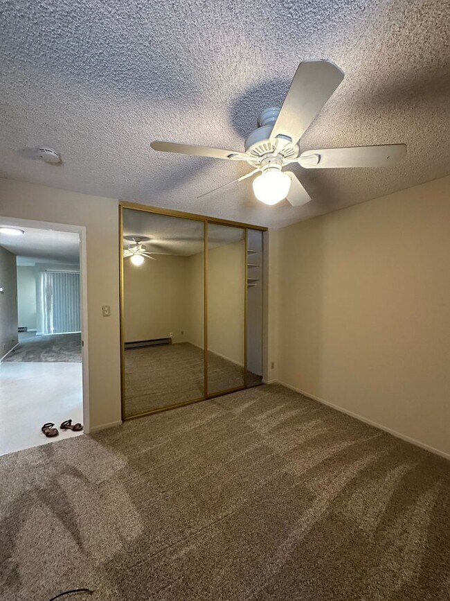 Building Photo - 2 bedroom, 1 bath condo in Mountain View