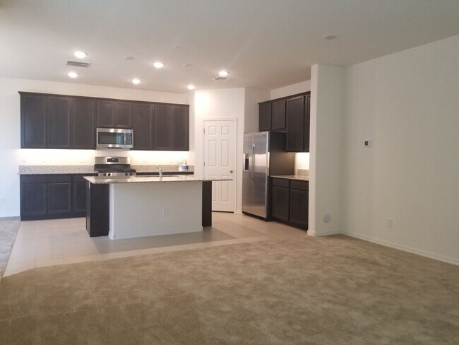 Building Photo - Great Home in Gated Community