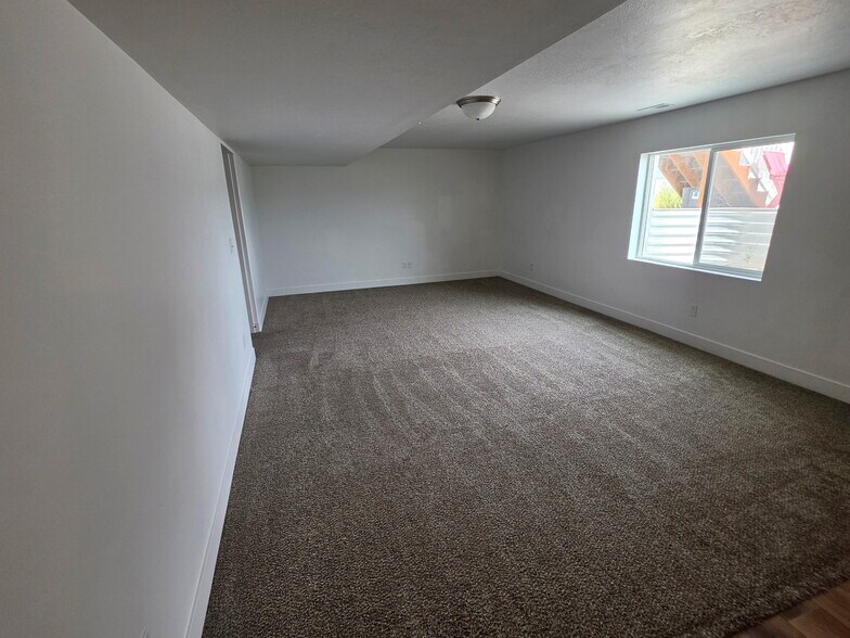 Building Photo - 658 N Butte Ln