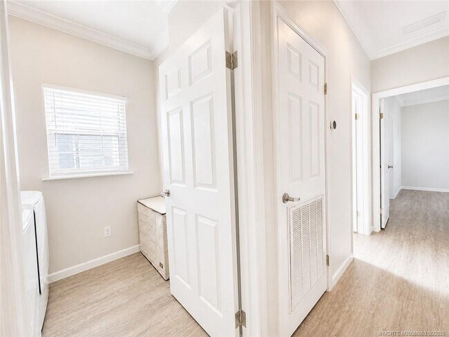 Building Photo - 252 NE Ebbtide Way