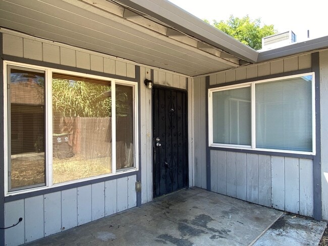 Building Photo - Spacious Duplex with Two Bedrooms, Two Bathrooms and Two Car Garage