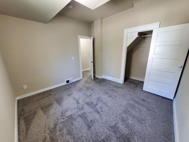 Building Photo - 4-Bedroom, 2-Bath Home Near Drake University - Fenced Backyard