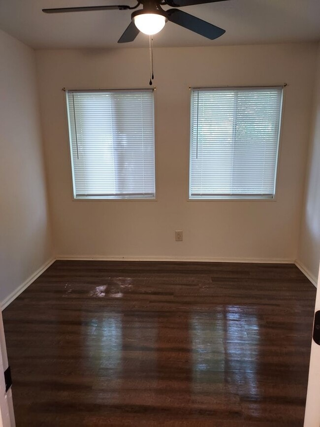 Building Photo - Newly remodeled 3/1 walking distance to re...