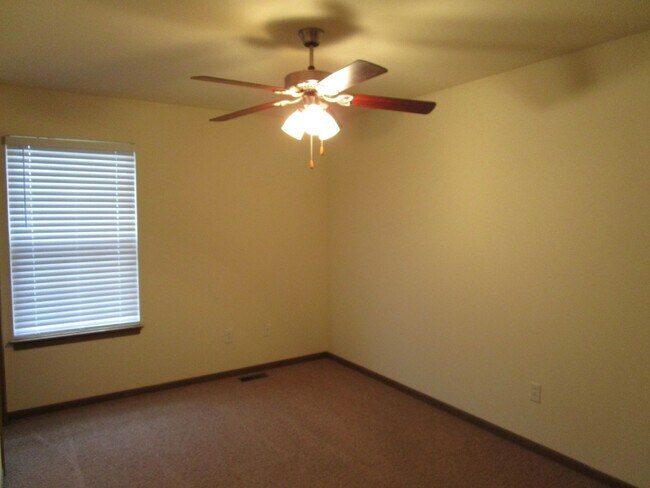 Building Photo - 501-503-503 Glenstone Dr