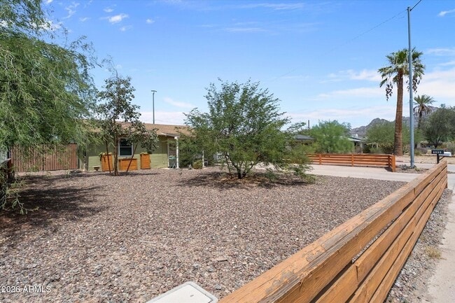 Building Photo - 1324 E Orangewood Ave