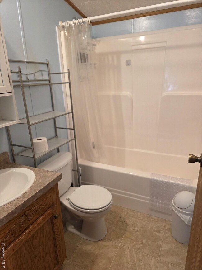 Building Photo - 8 Greenrose Dr