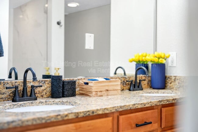 Building Photo - 2954 Sadina St