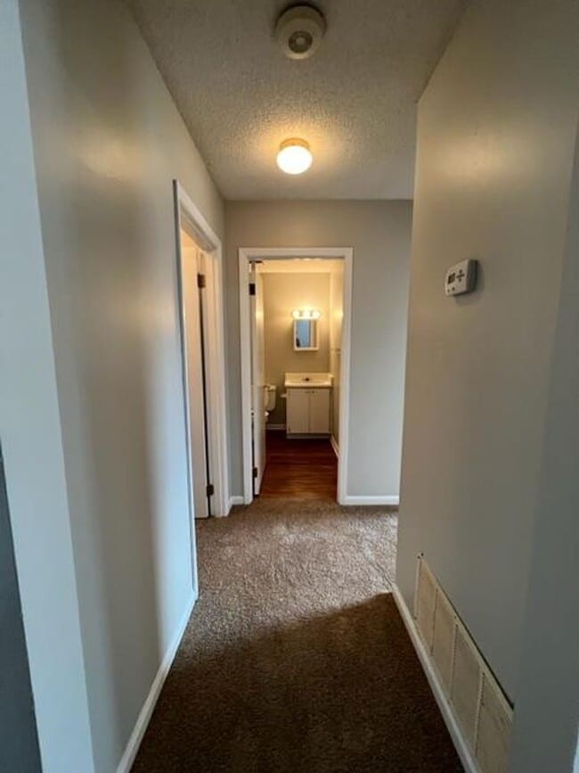 Building Photo - 2 Bedroom/1 Bath Apartment located in Hahi...