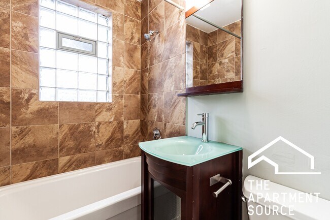 Building Photo - 542 W Surf St