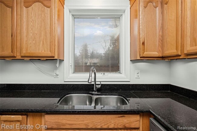 Building Photo - 2360 Pine View Dr