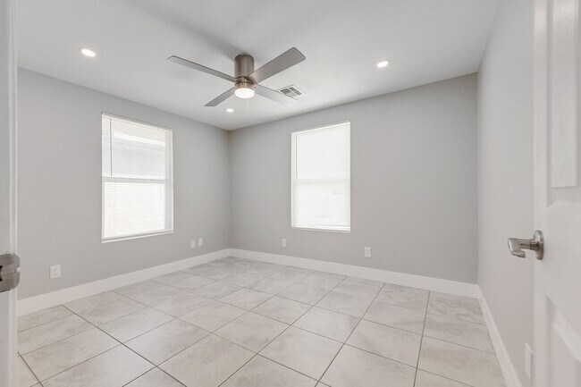 Building Photo - 2318 N Bassler St