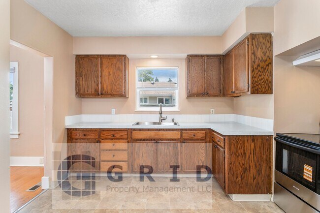 Building Photo - GPM657 - SE Raymond Ct. (T1)