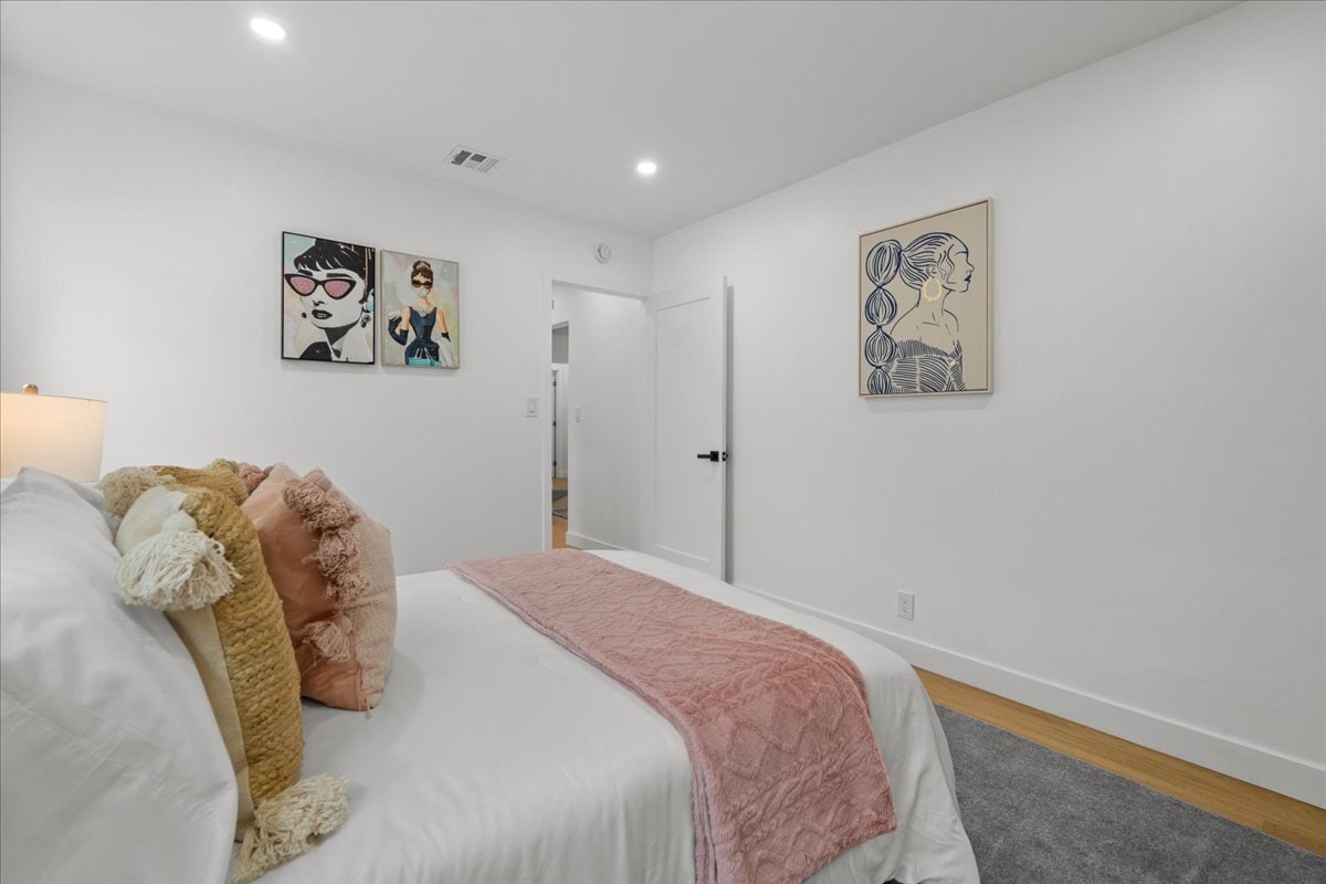 Building Photo - 5815 Saloma Ave