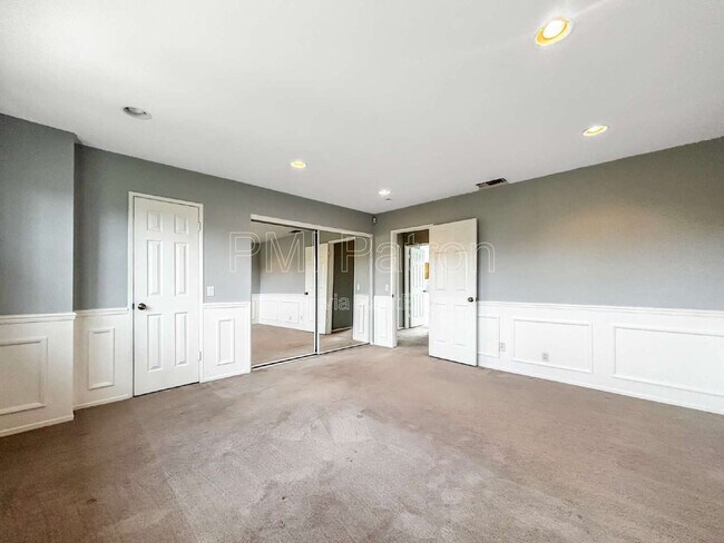 Building Photo - 5147 E Los Flores St