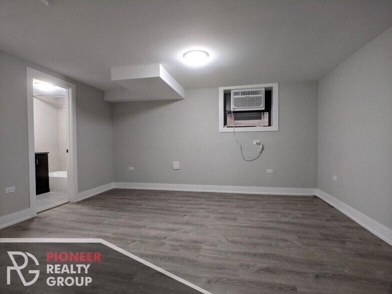 Building Photo - 421 W Belden Ave