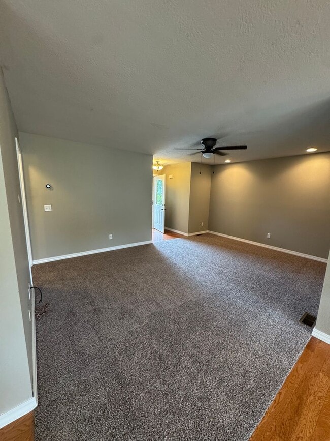 Building Photo - Gorgeous 3 Bedroom, 2 Bathroom Home in Nixa!